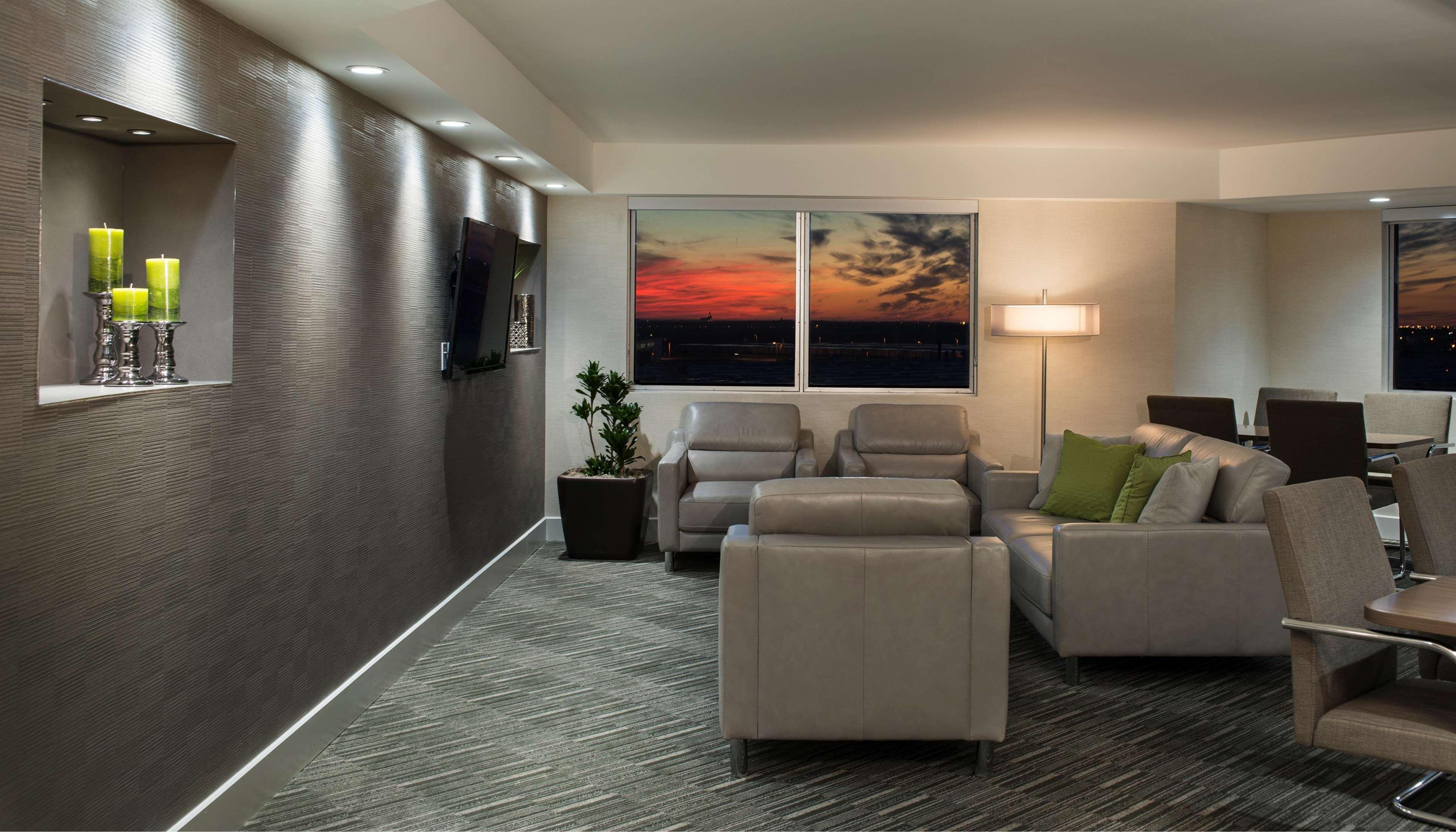 Hilton Winnipeg Airport Suites Exterior photo