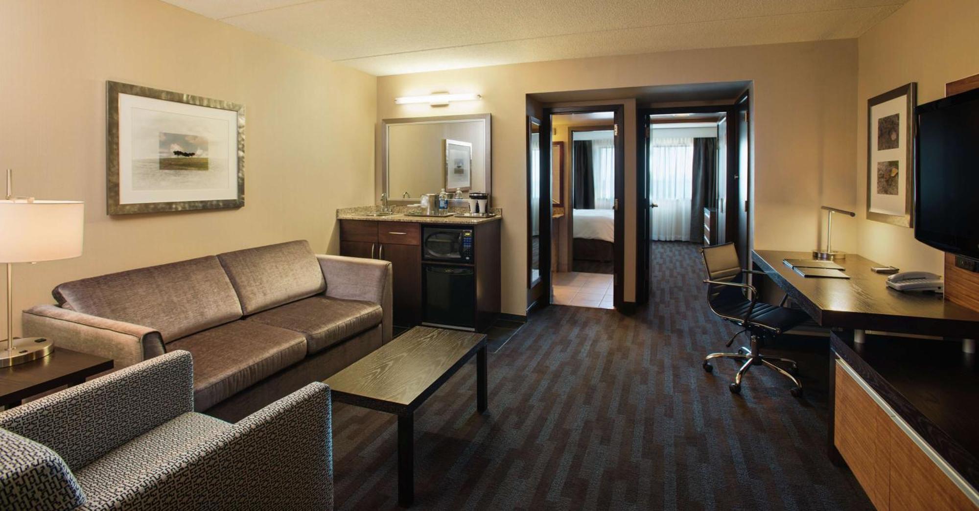 Hilton Winnipeg Airport Suites Exterior photo